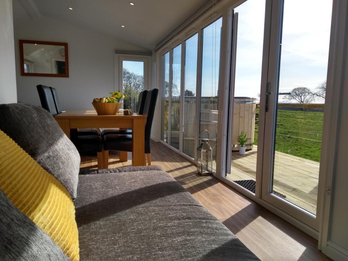 Cleeves Cabins Ailsa Luxury Lodge With Hot Tub Dalry  Екстериор снимка