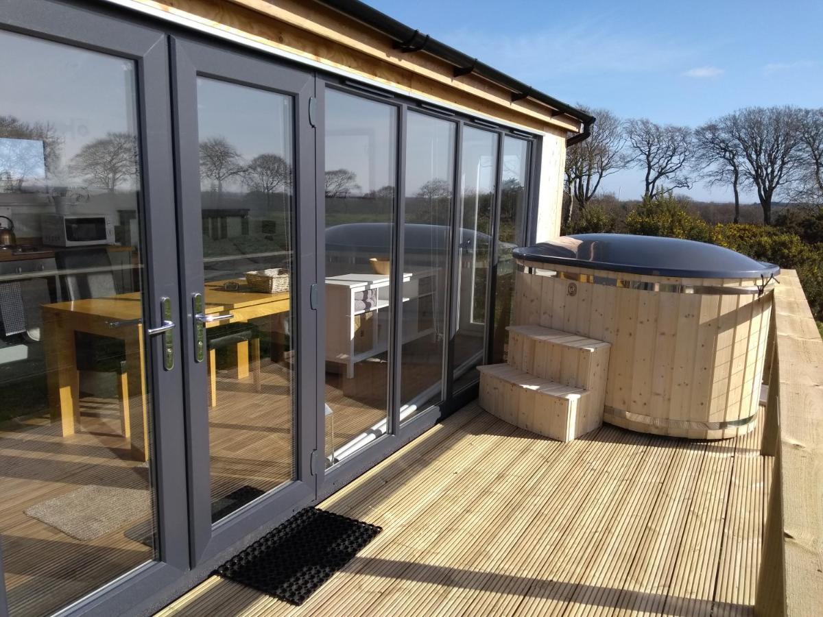 Cleeves Cabins Ailsa Luxury Lodge With Hot Tub Dalry  Екстериор снимка