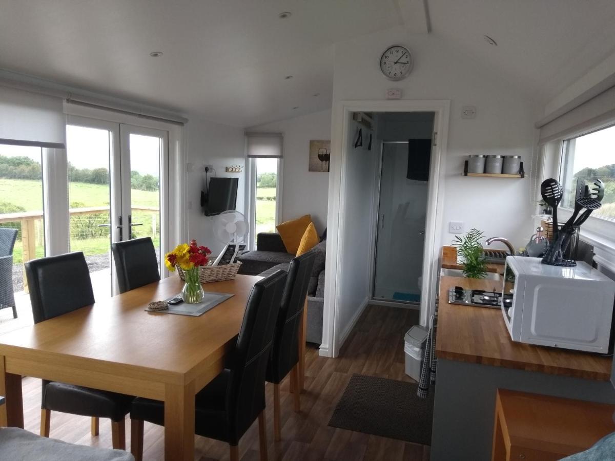 Cleeves Cabins Ailsa Luxury Lodge With Hot Tub Dalry  Екстериор снимка