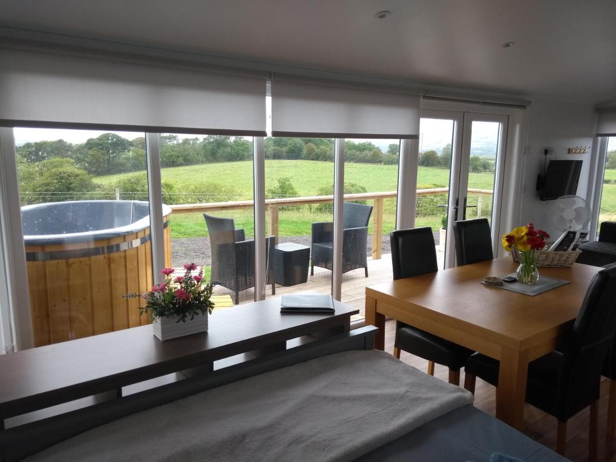 Cleeves Cabins Ailsa Luxury Lodge With Hot Tub Dalry  Екстериор снимка