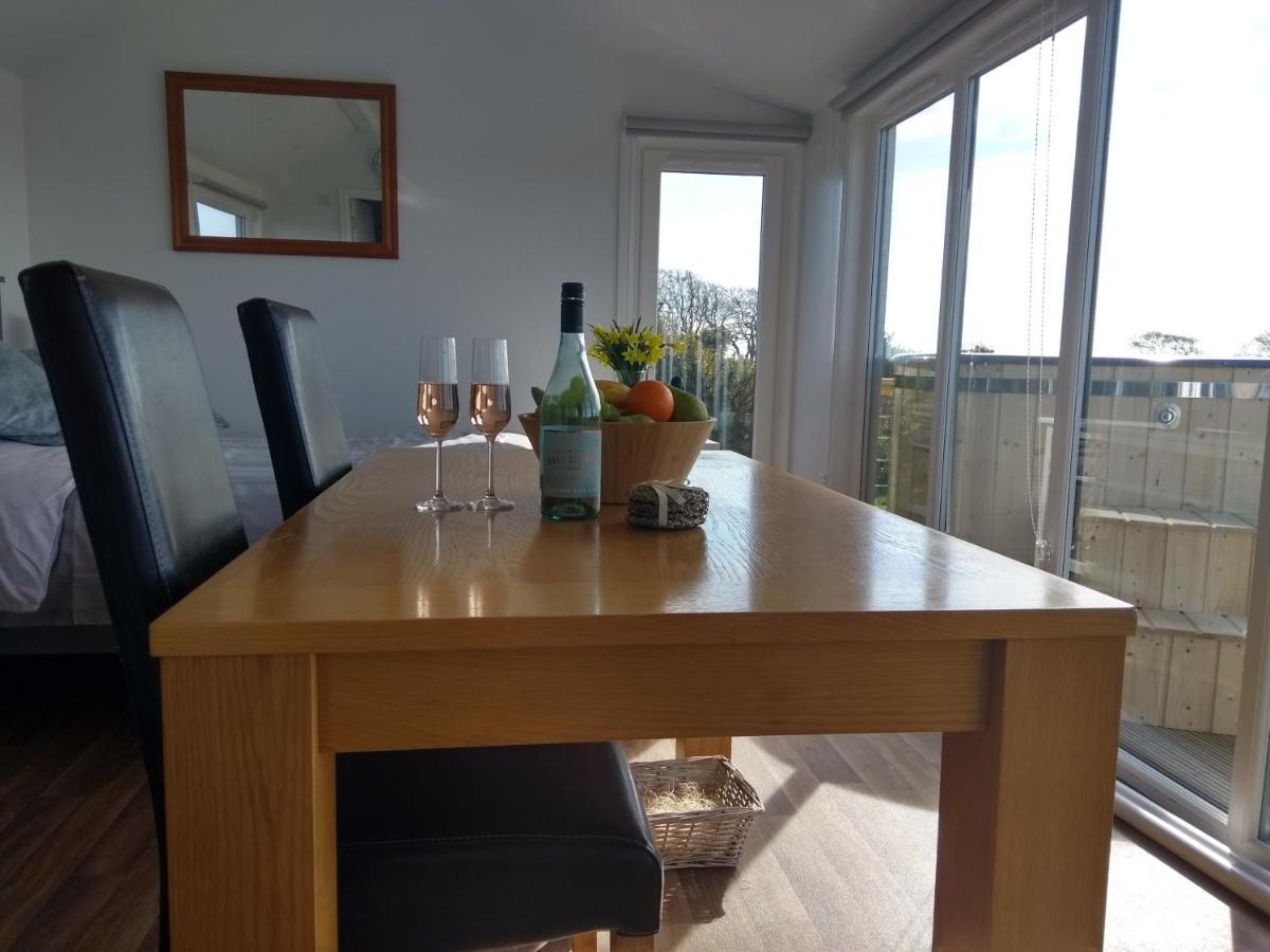 Cleeves Cabins Ailsa Luxury Lodge With Hot Tub Dalry  Екстериор снимка