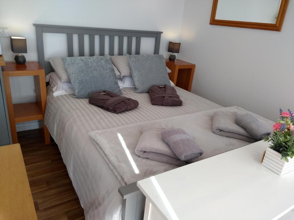 Cleeves Cabins Ailsa Luxury Lodge With Hot Tub Dalry  Екстериор снимка
