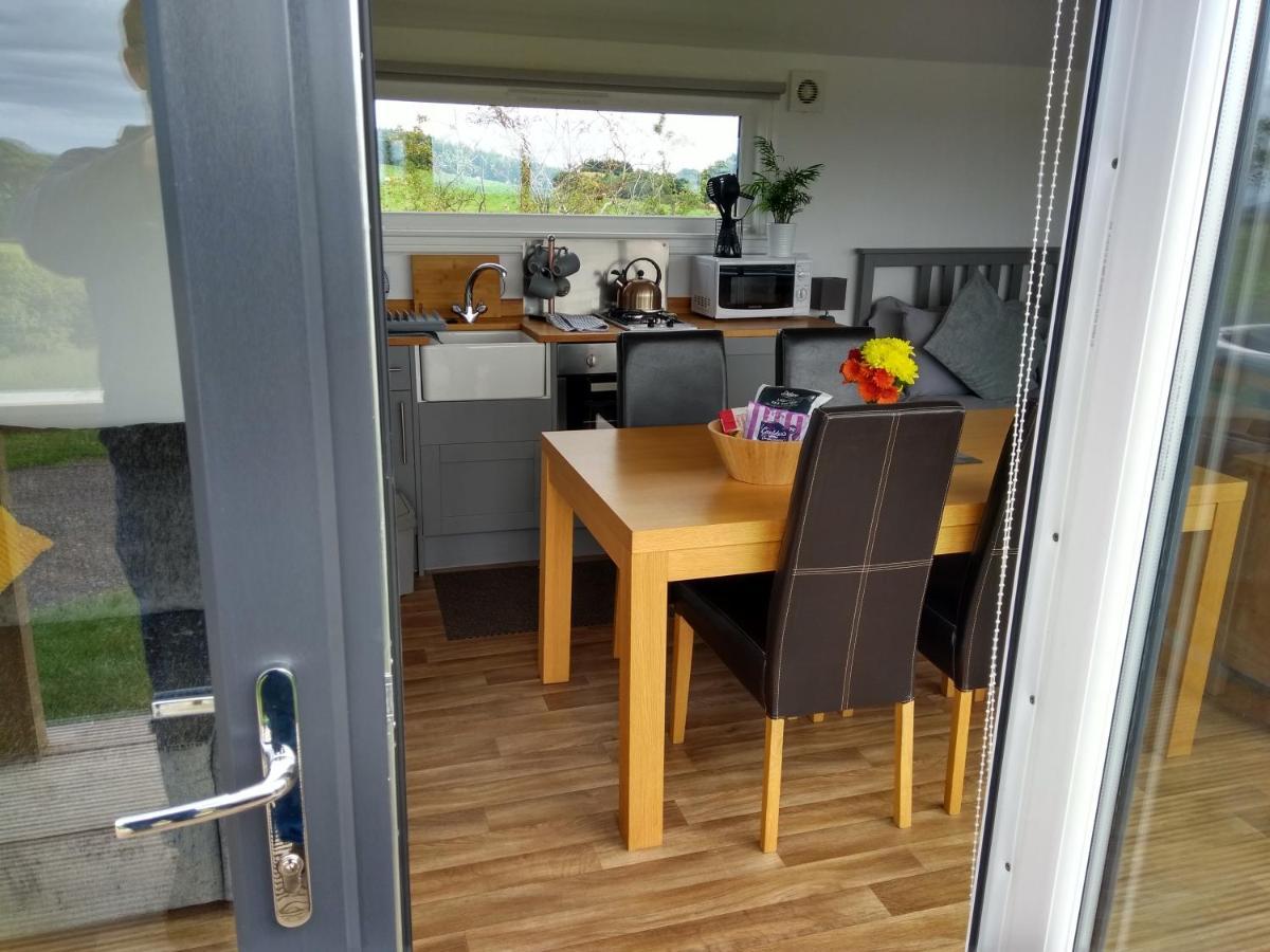 Cleeves Cabins Ailsa Luxury Lodge With Hot Tub Dalry  Екстериор снимка